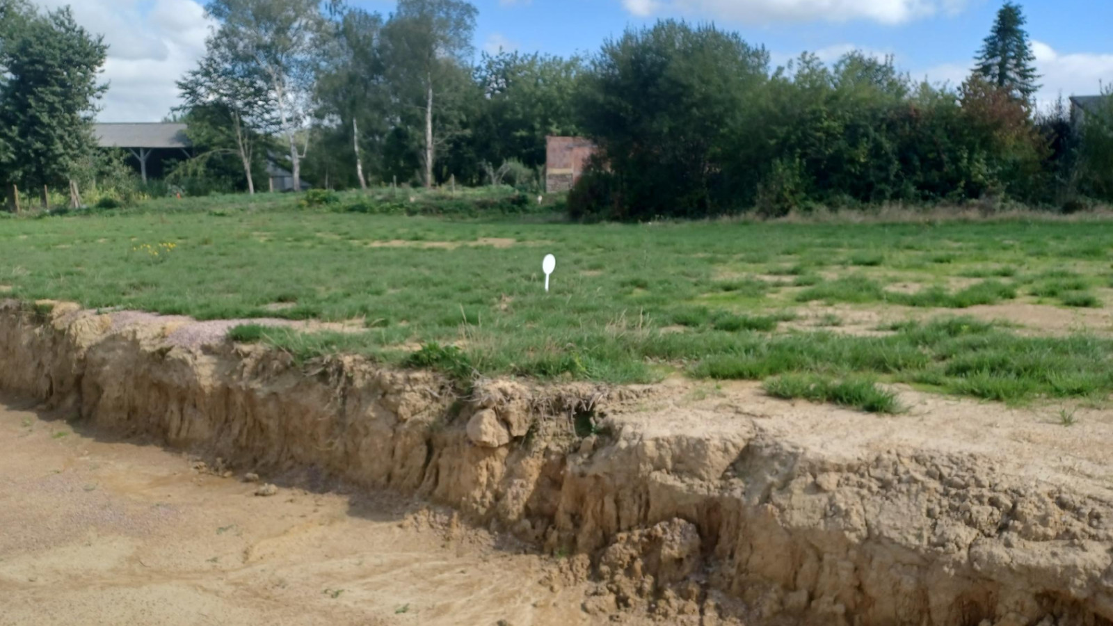 Terrain constructible de 374m2 à Pancé