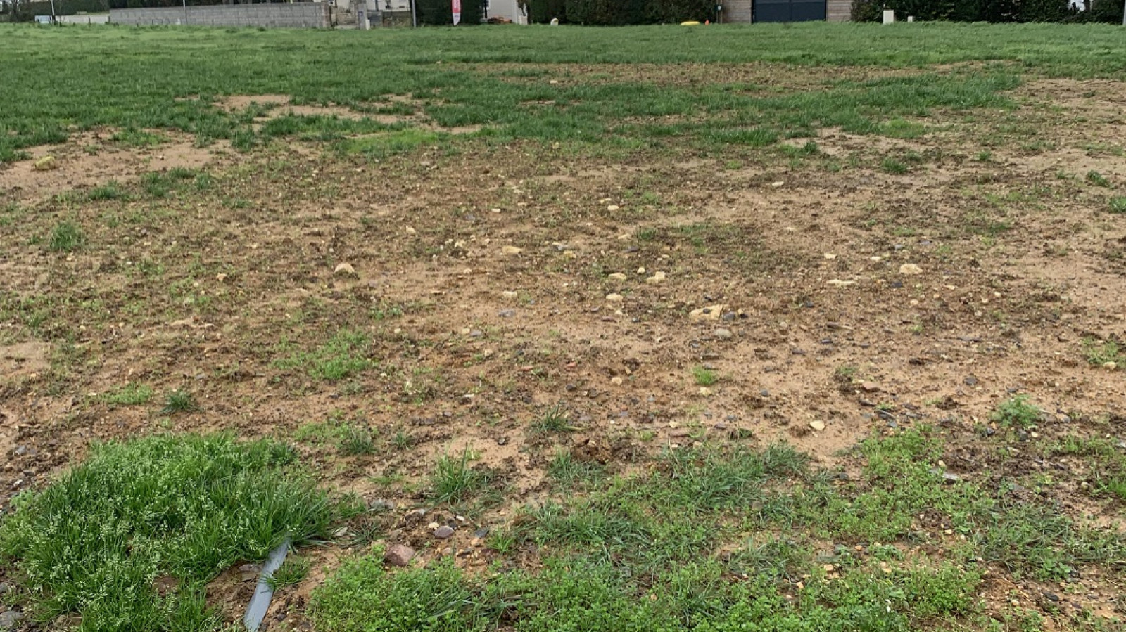 Terrain constructible de 328m2 à Les Billaux