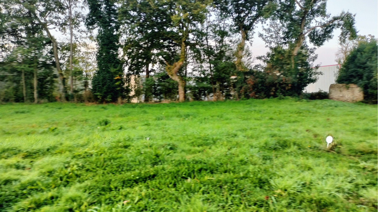 Terrain constructible de 355m2 à Lassy