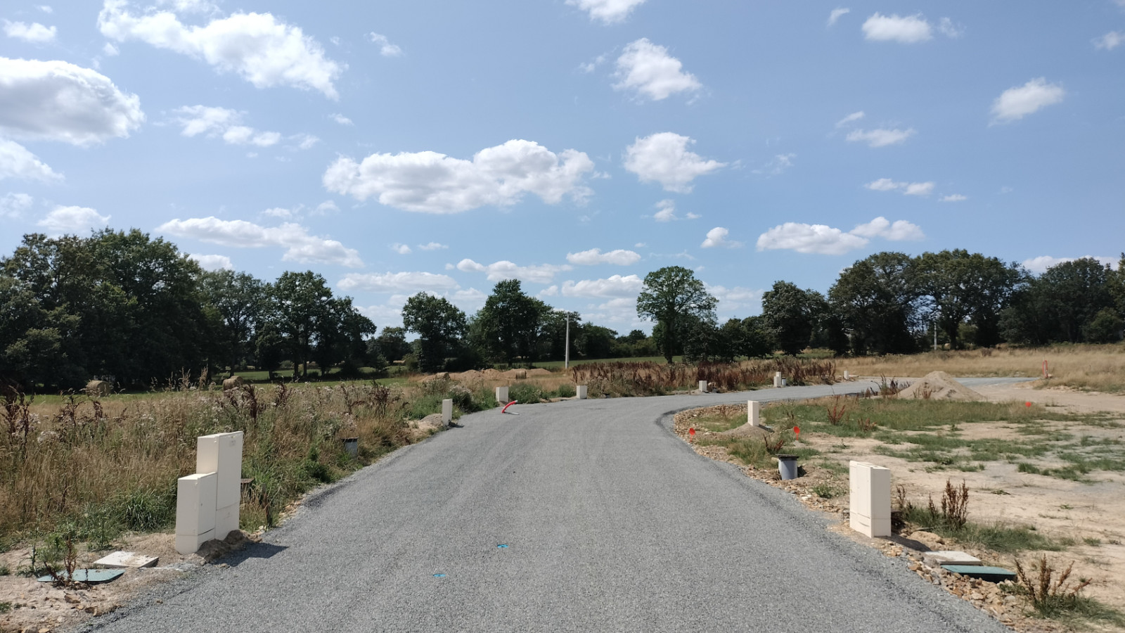 Terrain constructible de 315m2 à Javené