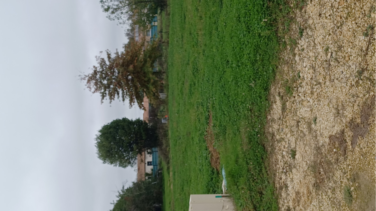 Terrain constructible de 696m2 à Espiet