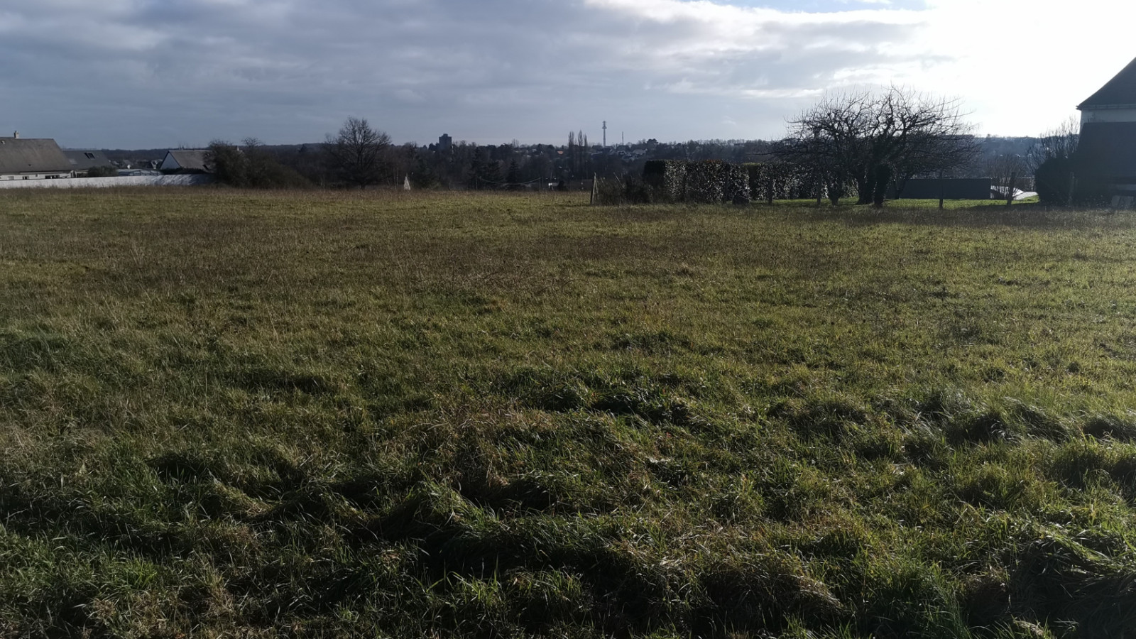 Terrain constructible de 369m2 à Monnaie