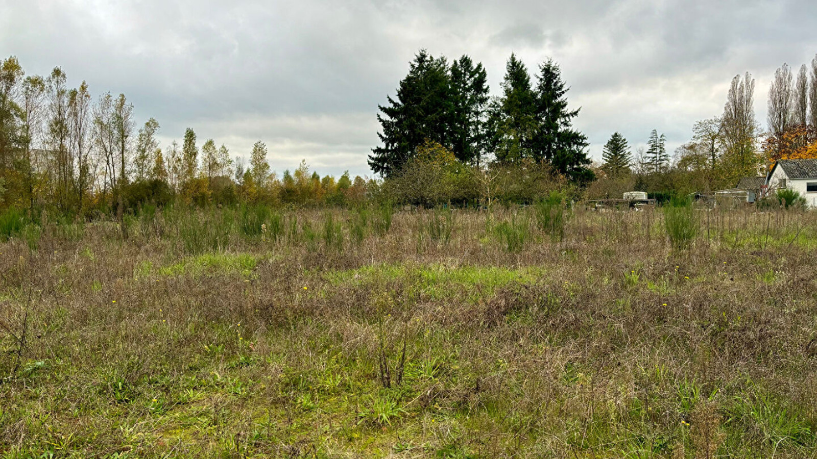 Terrain constructible de 700m2 à La Chapelle-Vendômoise