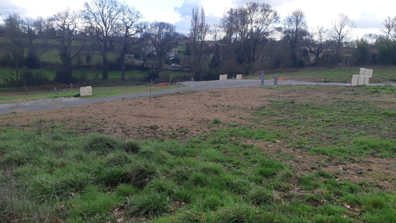 Terrain constructible de 377m2 à Cardroc
