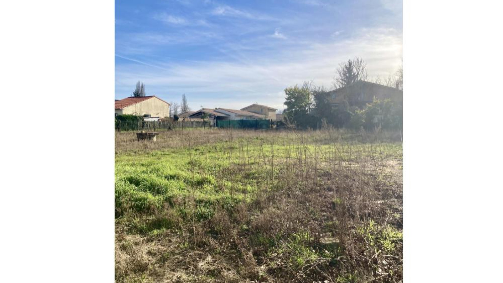 Terrain constructible de 831m2 à Saint-Magne