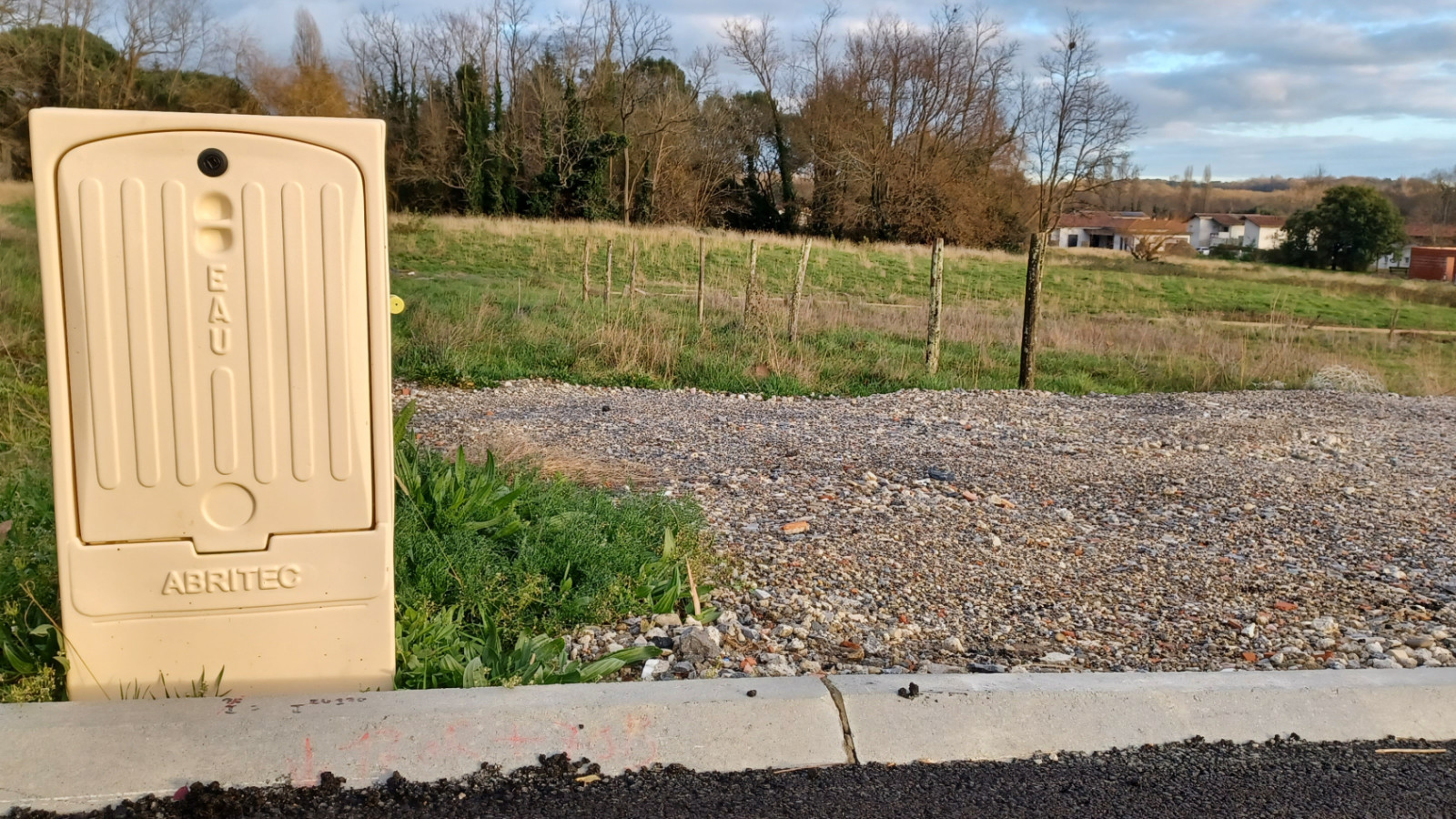 Terrain constructible de 440m2 à Tosse