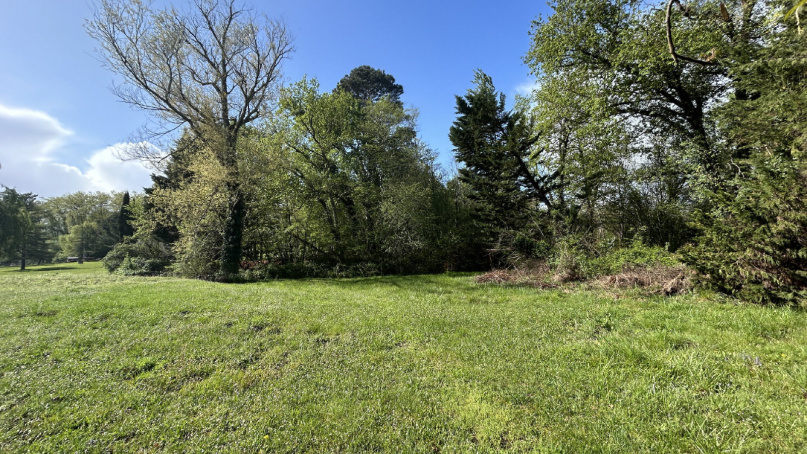 Terrain constructible de 452m2 à Léognan