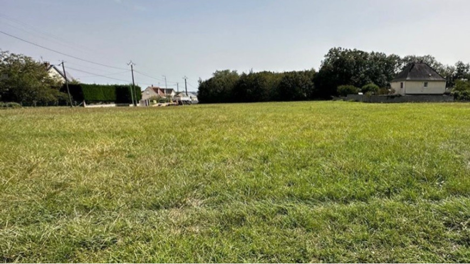 Terrain constructible de 800m2 à Naveil