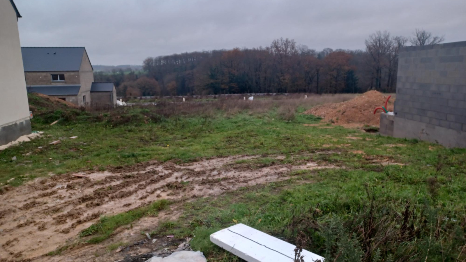 Terrain constructible de 486m2 à Bourg-des-Comptes