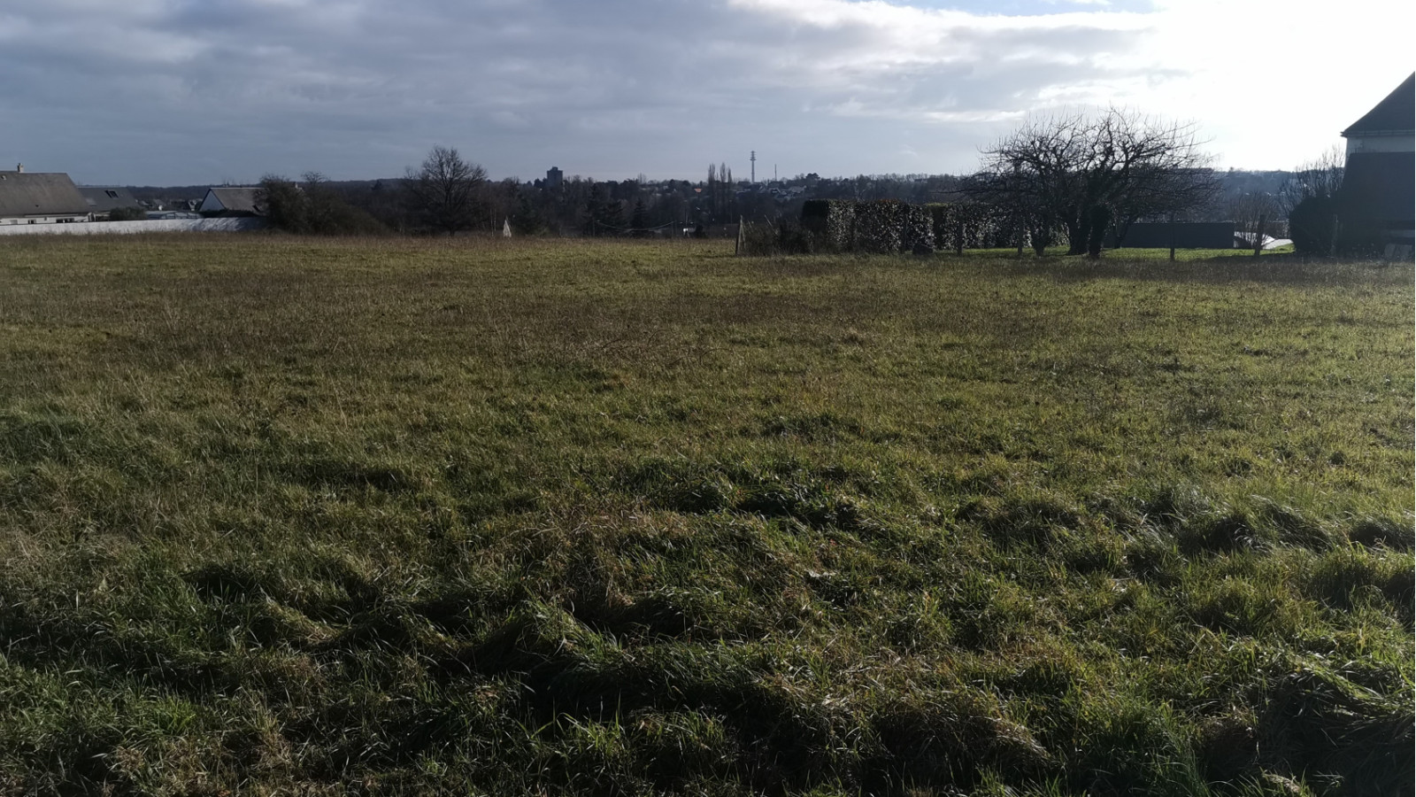 Terrain constructible de 296m2 à Monnaie