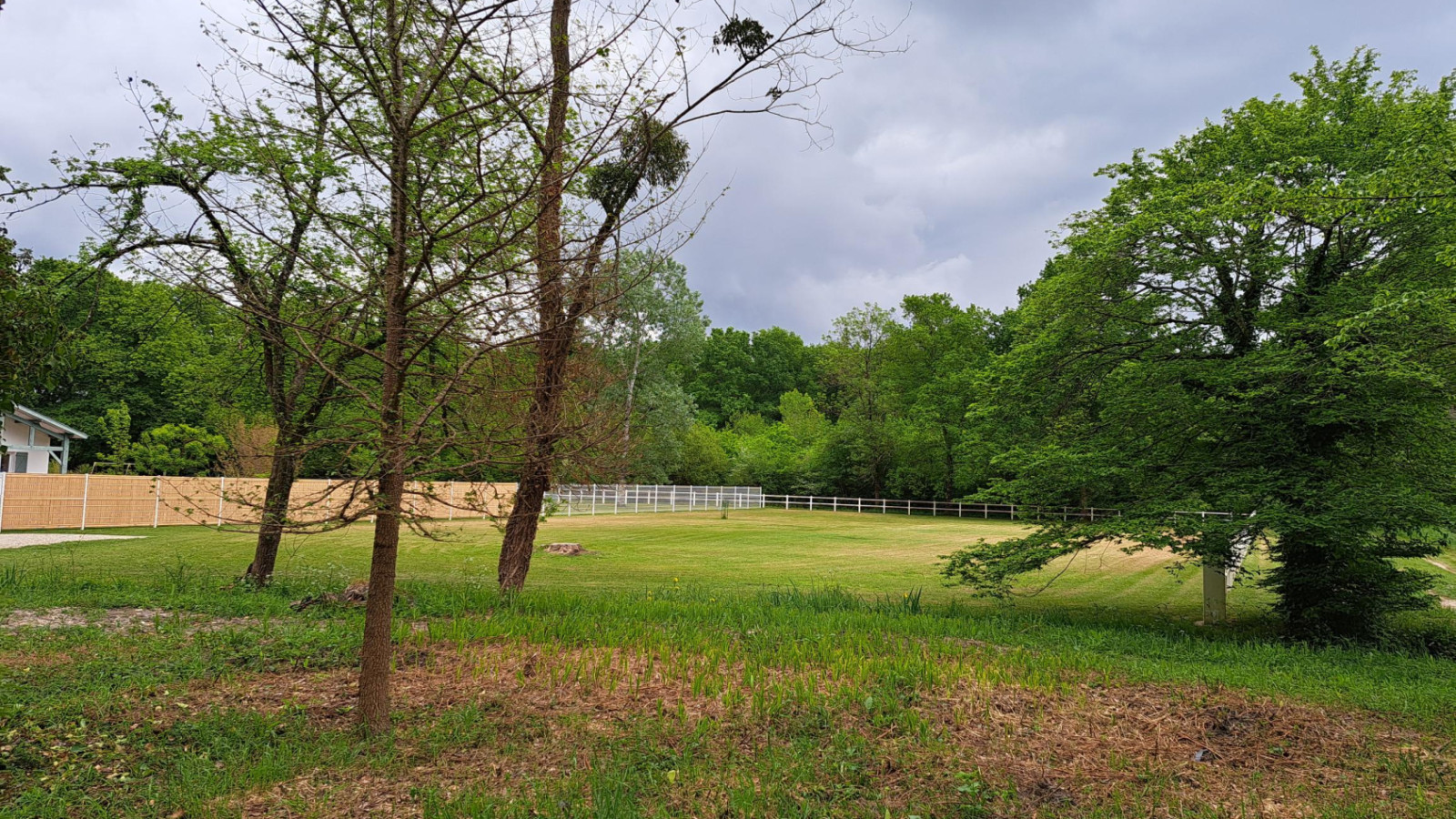 Terrain constructible de 879m2 à Salles