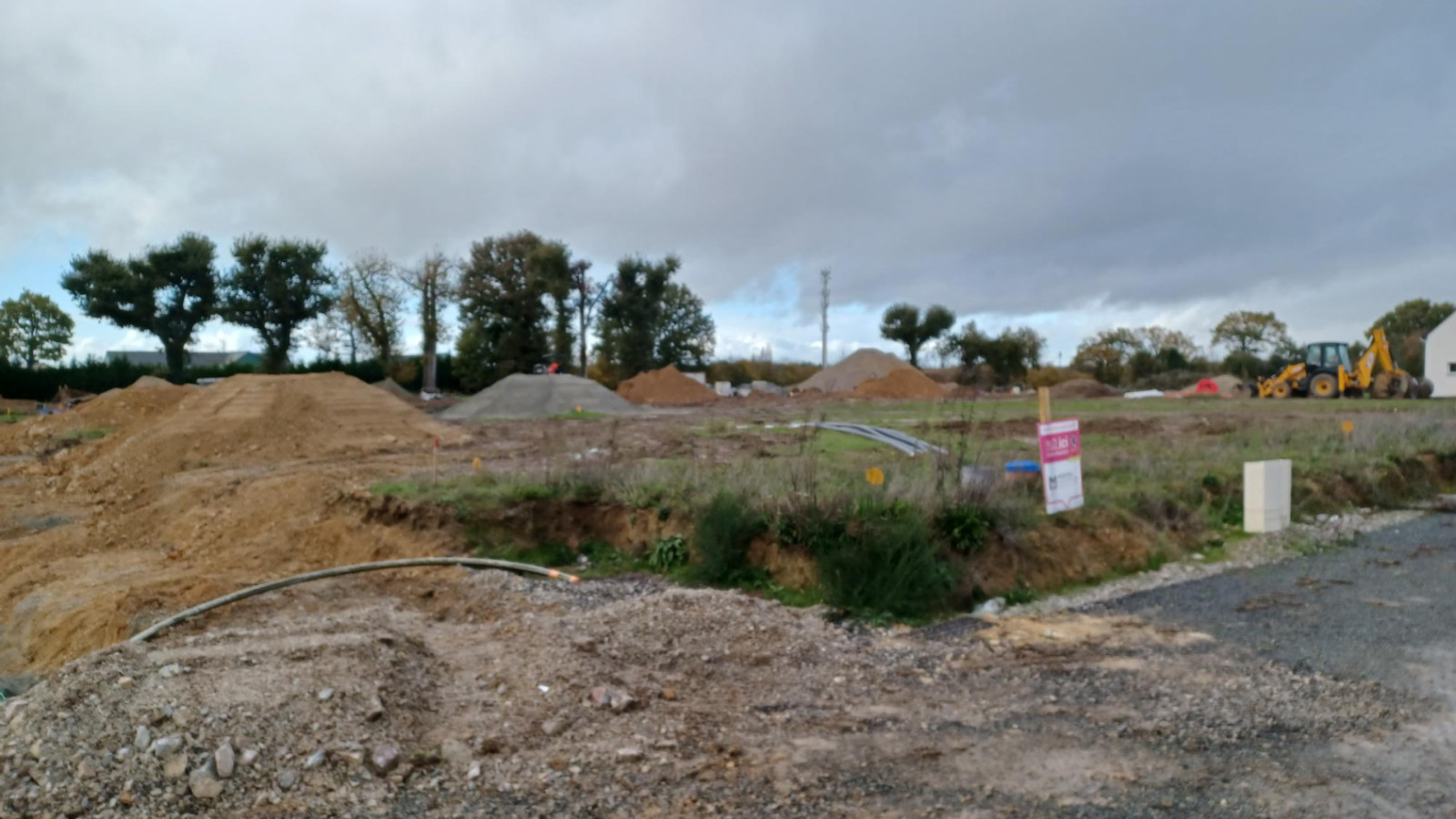 Terrain constructible de 600m2 à Dourdain