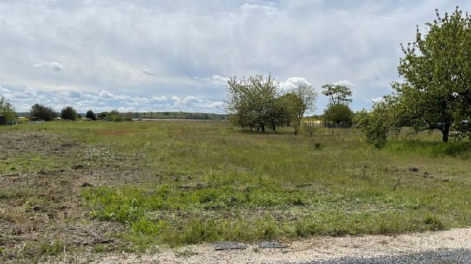 Terrain constructible de 1100m2 à Montlivault