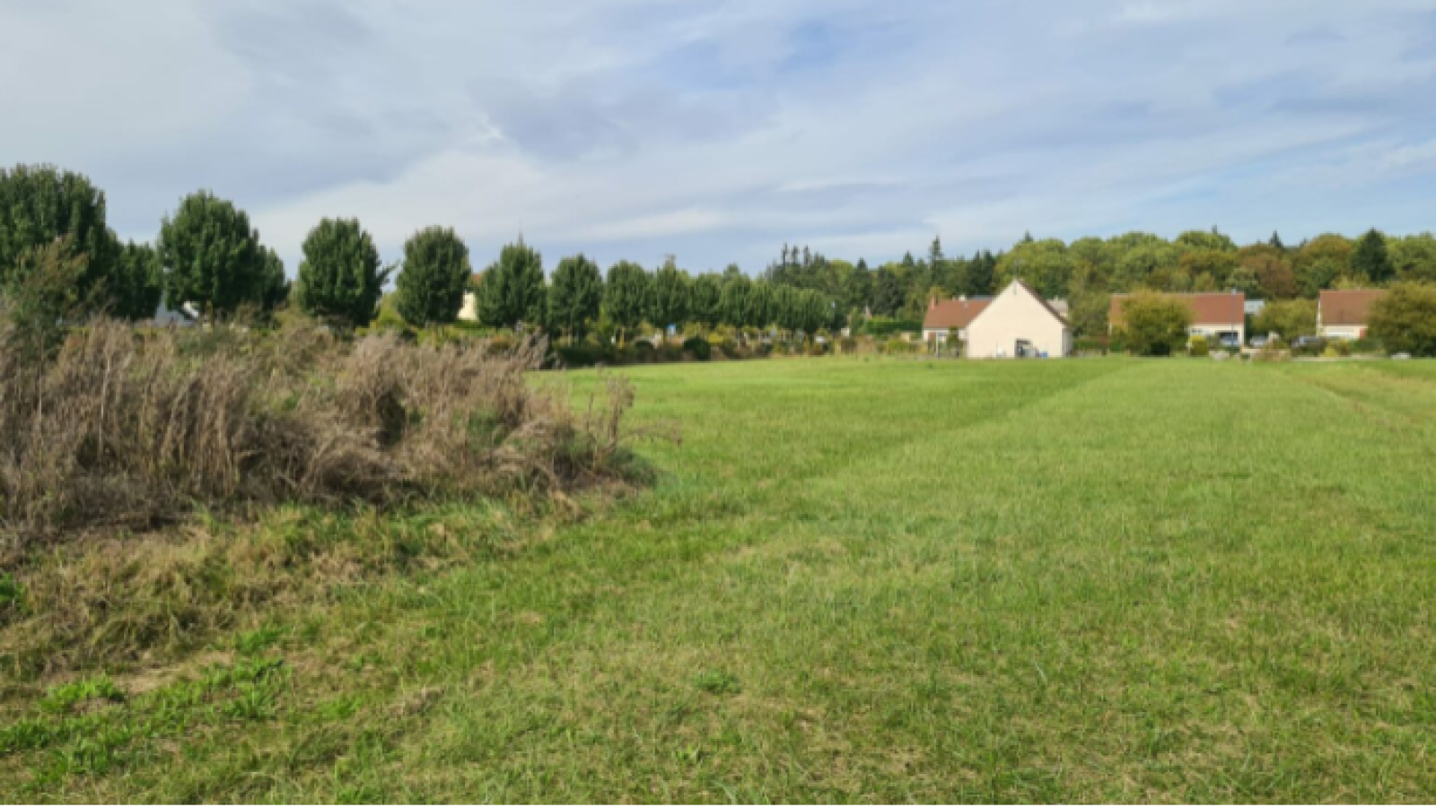 Terrain constructible de 628m2 à Huisseau-sur-Mauves
