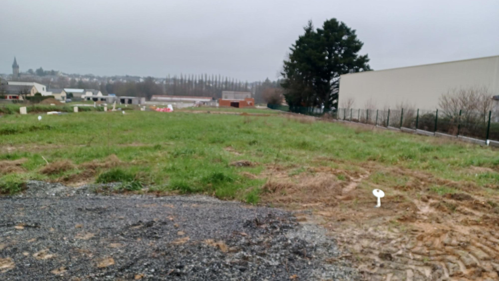 Terrain constructible de 323m2 à Pancé