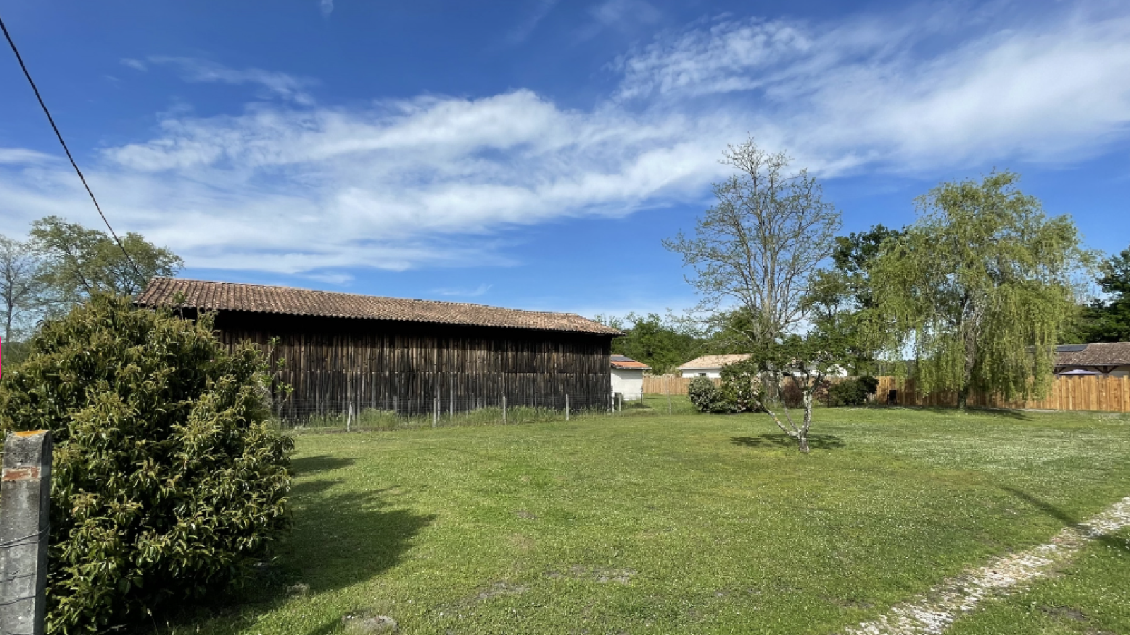 Terrain constructible de 837m2 à Salles