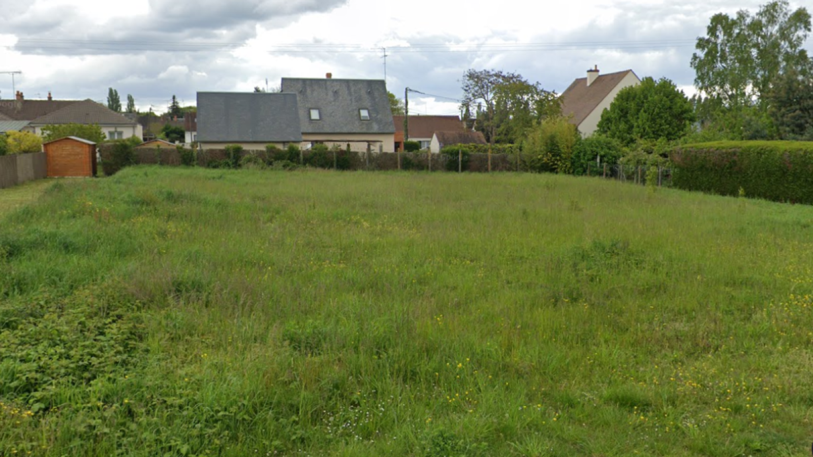 Terrain constructible de 695m2 à Cléry-Saint-André