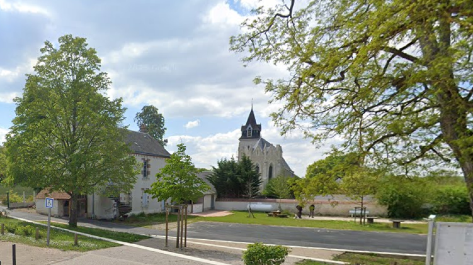 Terrain constructible de 667m2 à Mézières-lez-Cléry