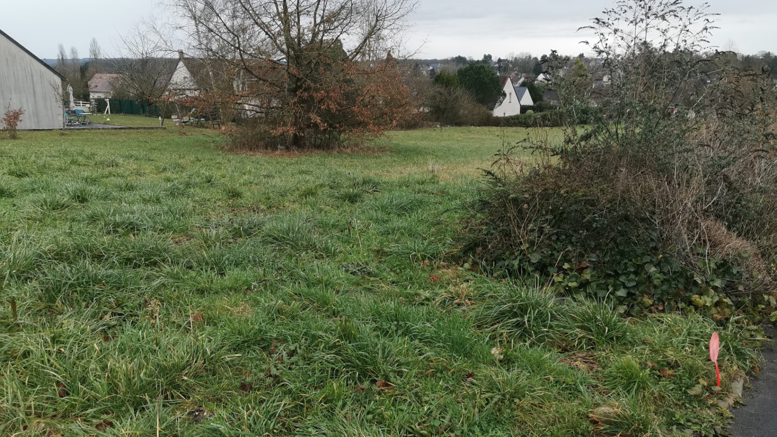 Terrain constructible de 591m2 à Azay-sur-Cher