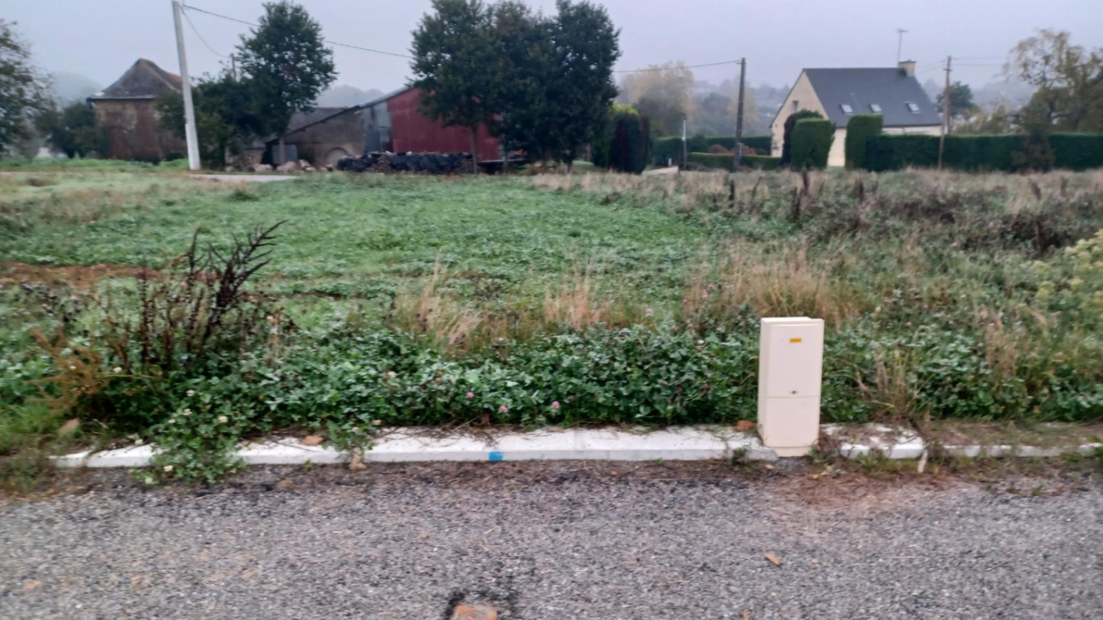 Terrain constructible de 376m2 à Pancé