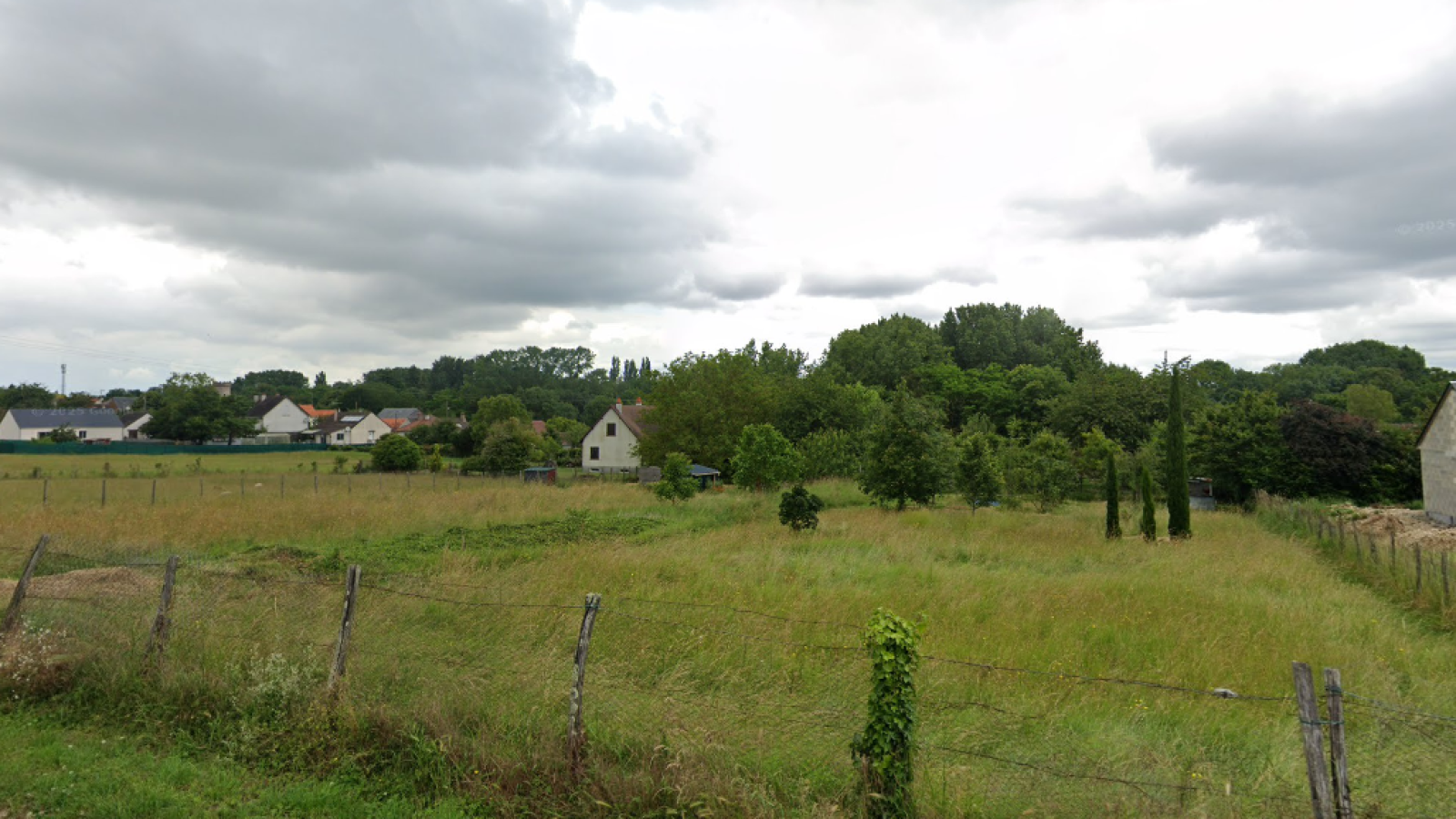 Terrain constructible de 511m2 à Tavers