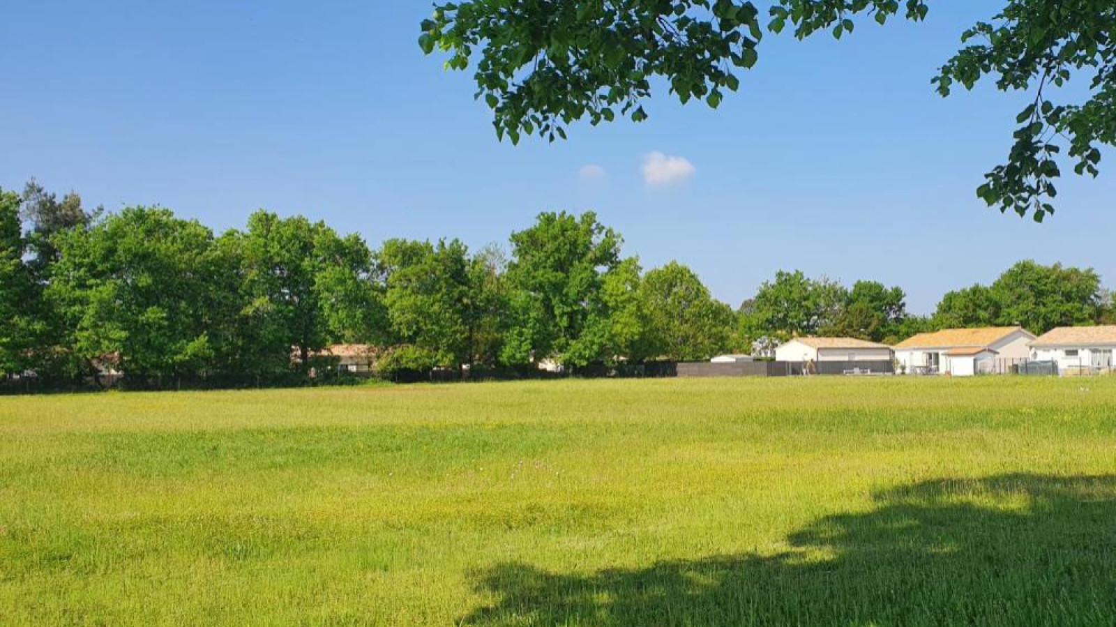 Terrain constructible de 371m2 à La Lande-de-Fronsac