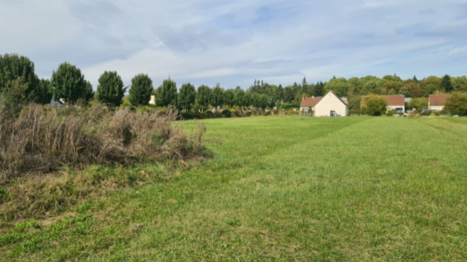 Terrain constructible de 827m2 à Fay-aux-Loges