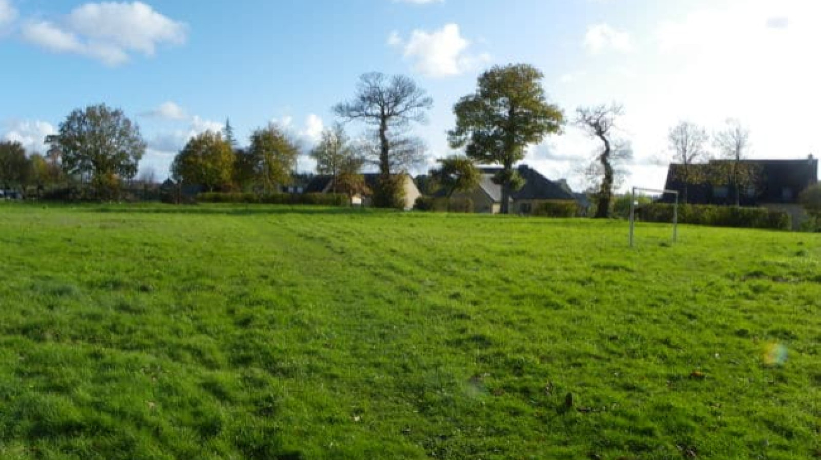 Terrain constructible de 501m2 à Vallères