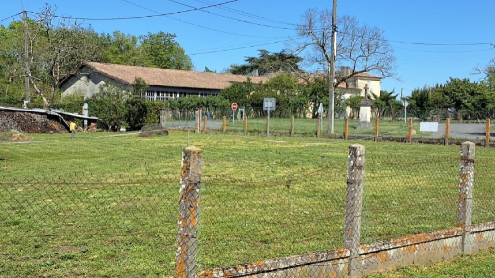 Terrain constructible de 500m2 à Labarde