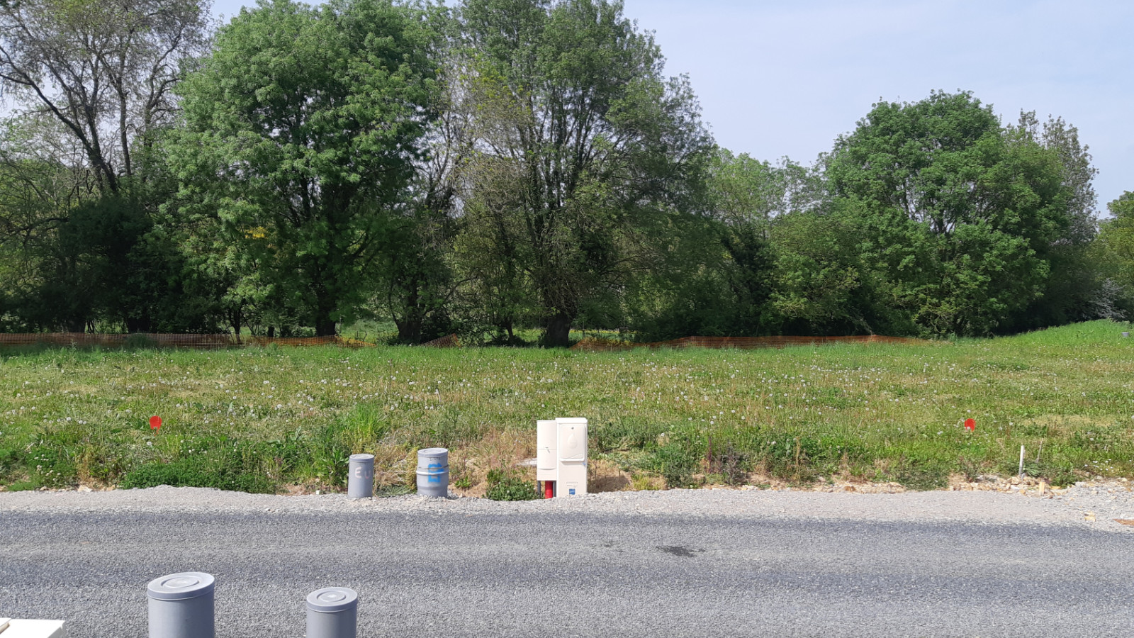 Terrain constructible de 314m2 à Lassy