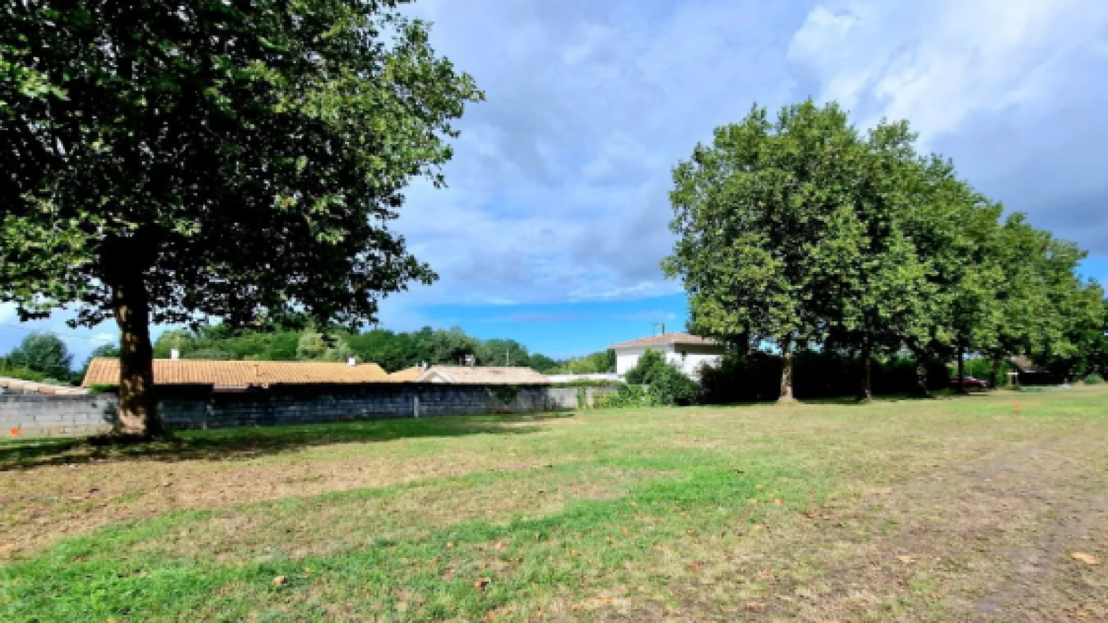 Terrain constructible de 787m2 à Soussans