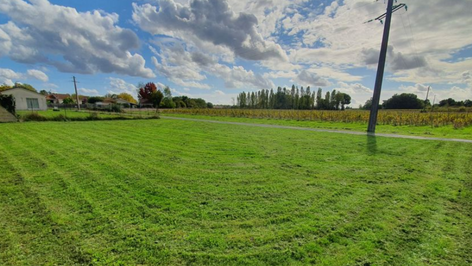 Terrain constructible de 1400m2 à Saint-Loubès