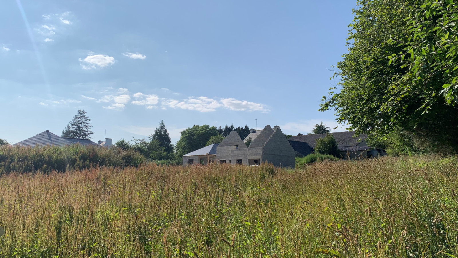 Terrain constructible de 379m2 à Monterblanc