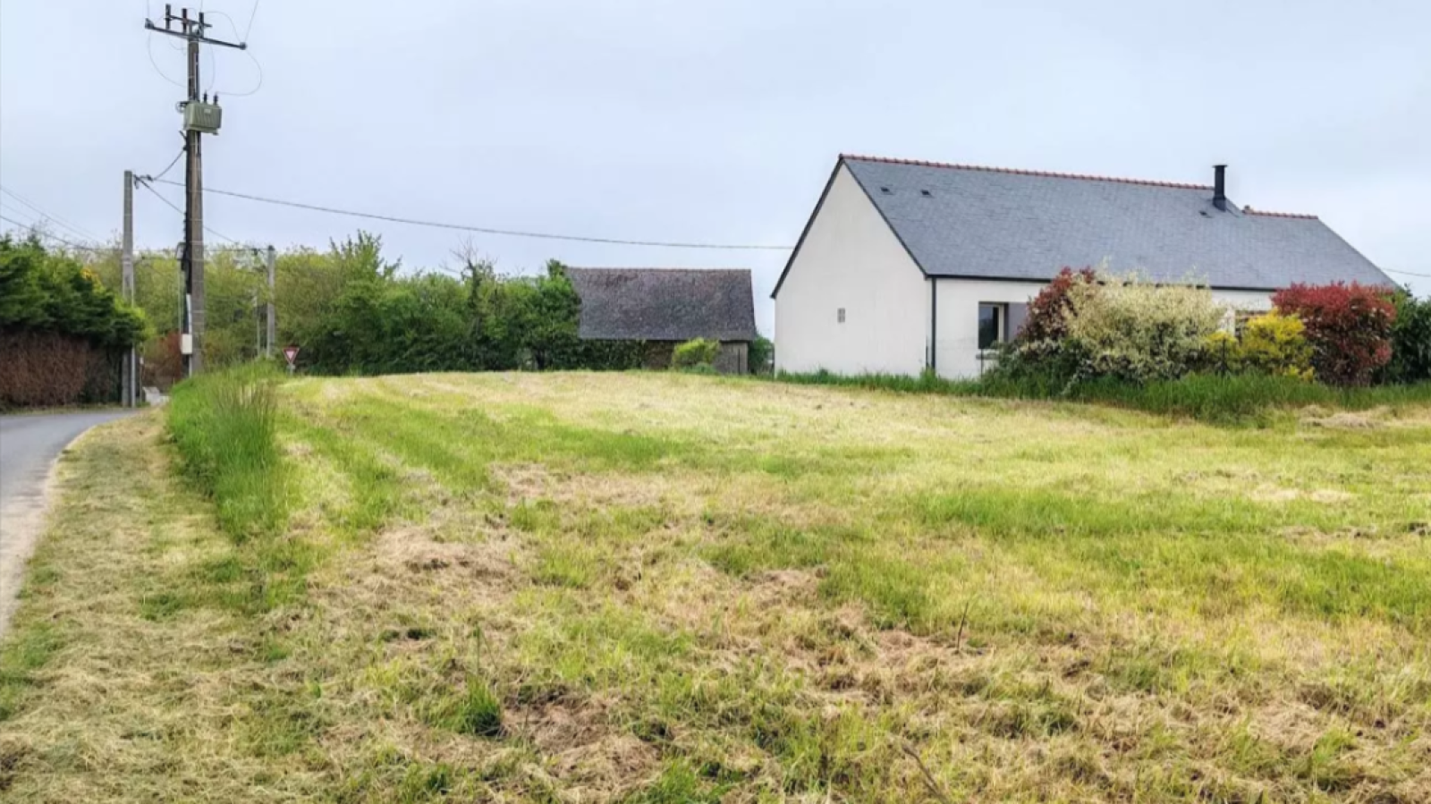 Terrain constructible de 731m2 à Louresse-Rochemenier