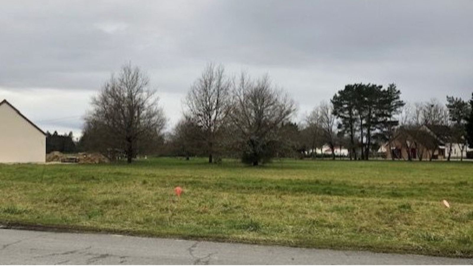 Terrain constructible de 892m2 à Courmemin