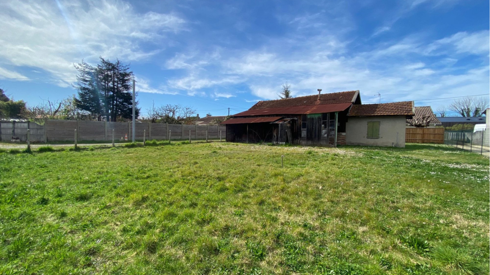 Terrain constructible de 653m2 à Arès