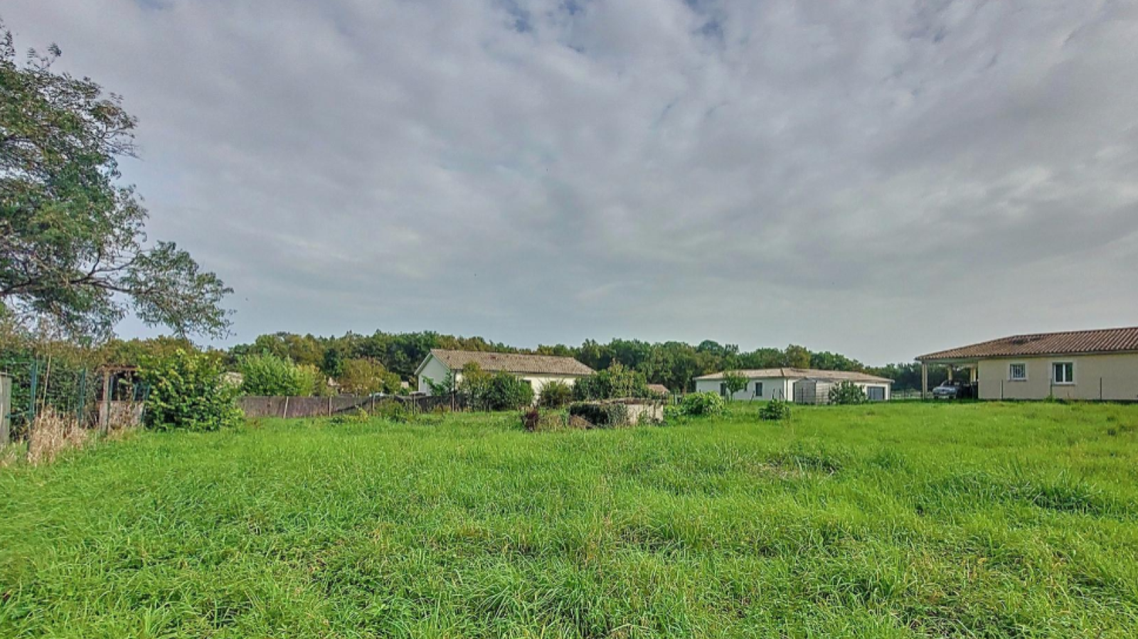 Terrain constructible de 500m2 à Brach