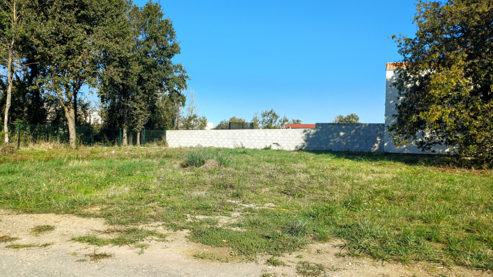 Terrain constructible de 353m2 à Les Achards