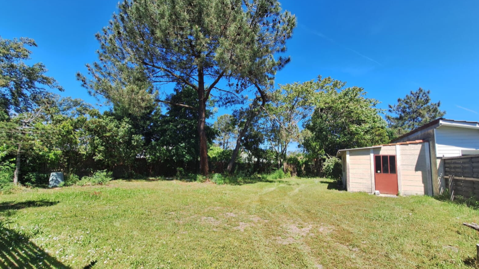 Terrain constructible de 685m2 à Arès