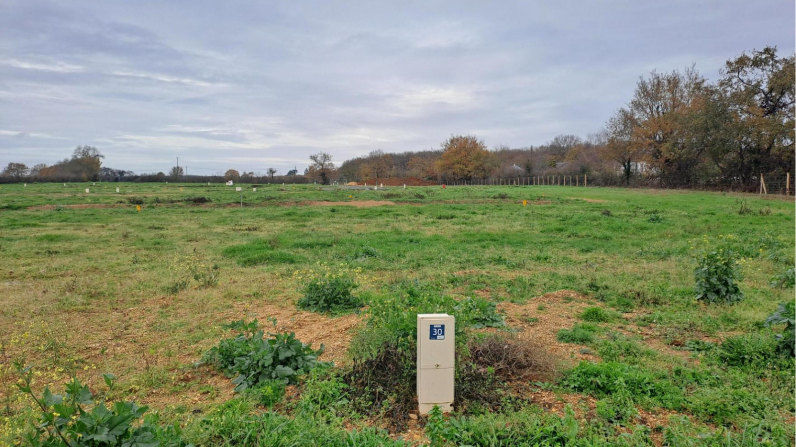 Terrain constructible de 430m2 à Feneu