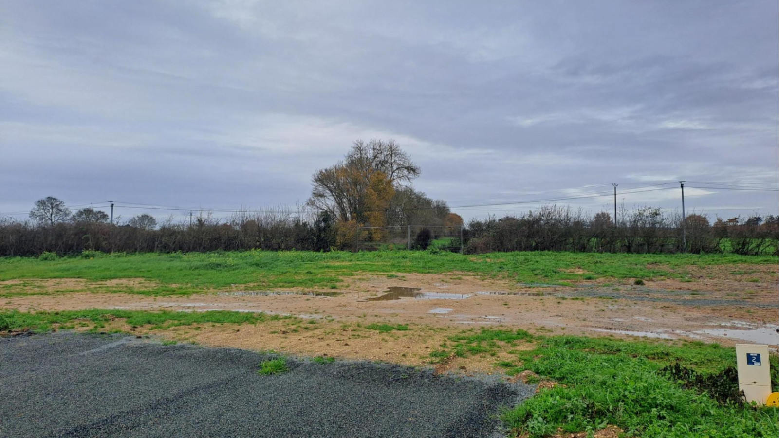 Terrain constructible de 589m2 à Feneu