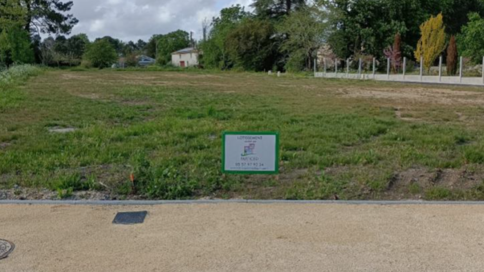 Terrain constructible de 645m2 à La Brède