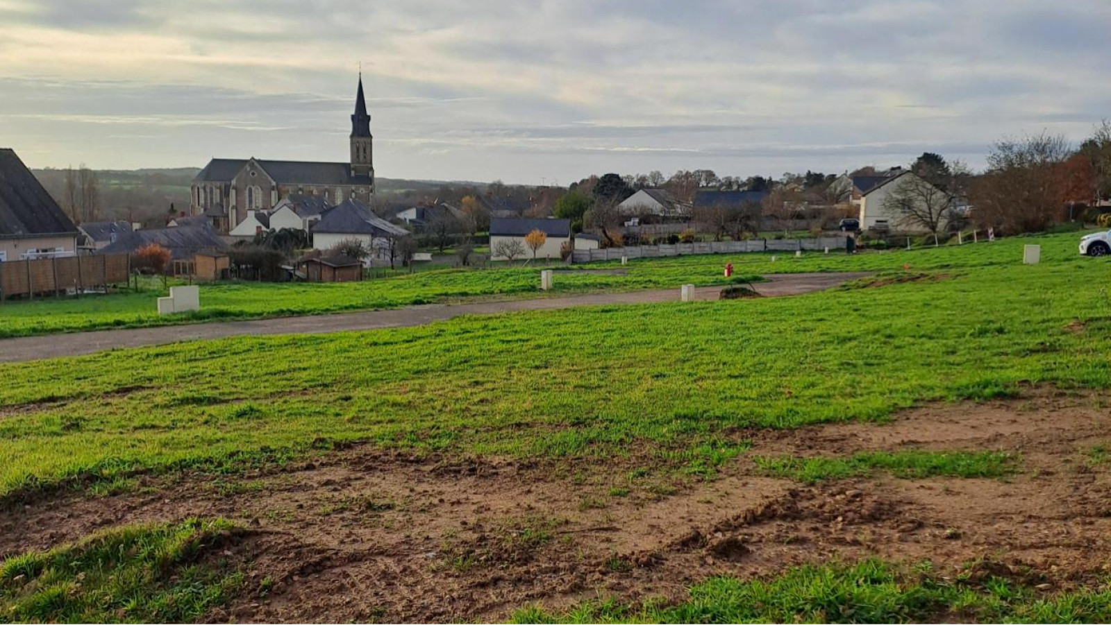 Terrain constructible de 463m2 à Val d'Erdre-Auxence