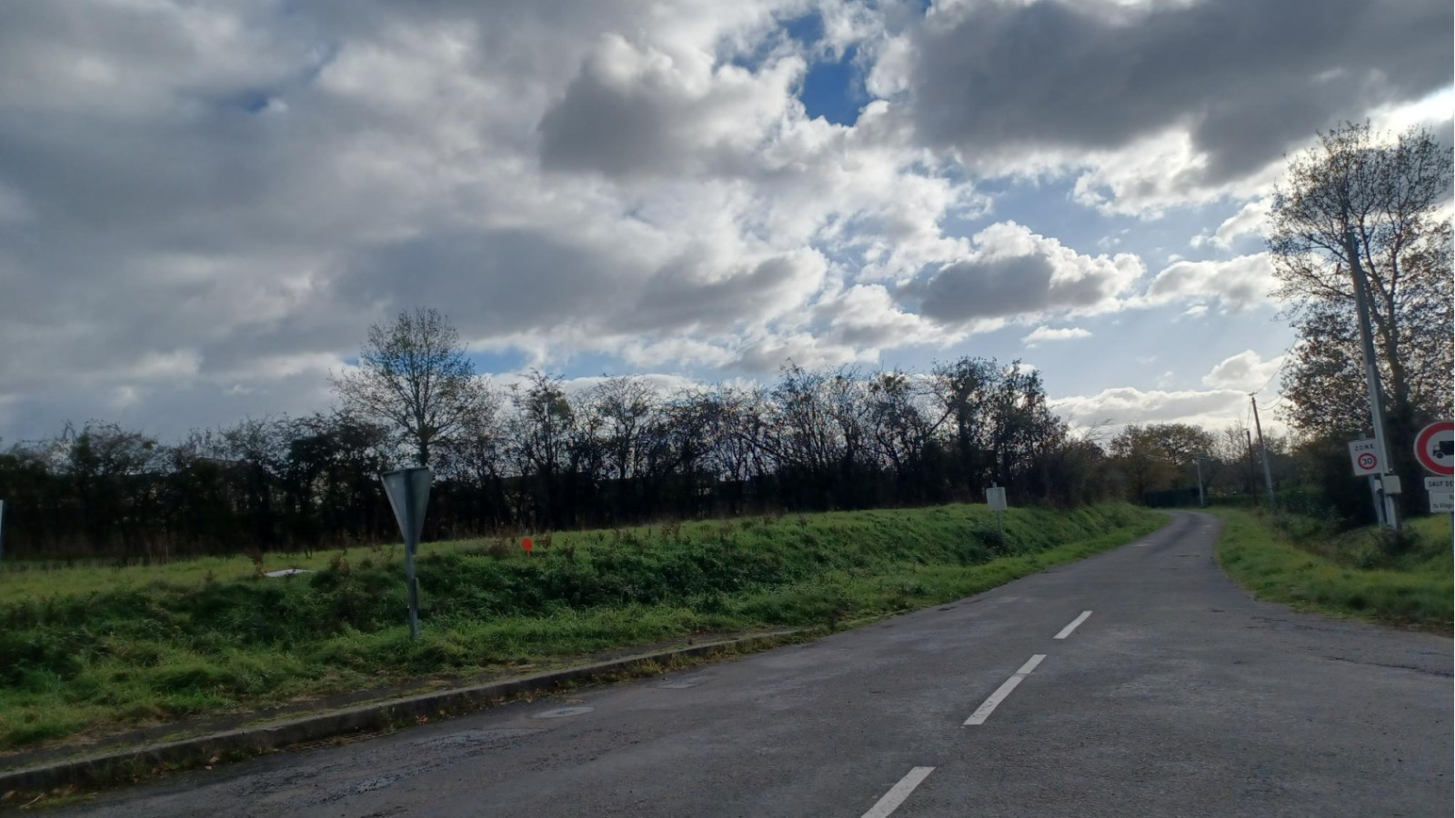 Terrain constructible de 379m2 à Val d'Erdre-Auxence