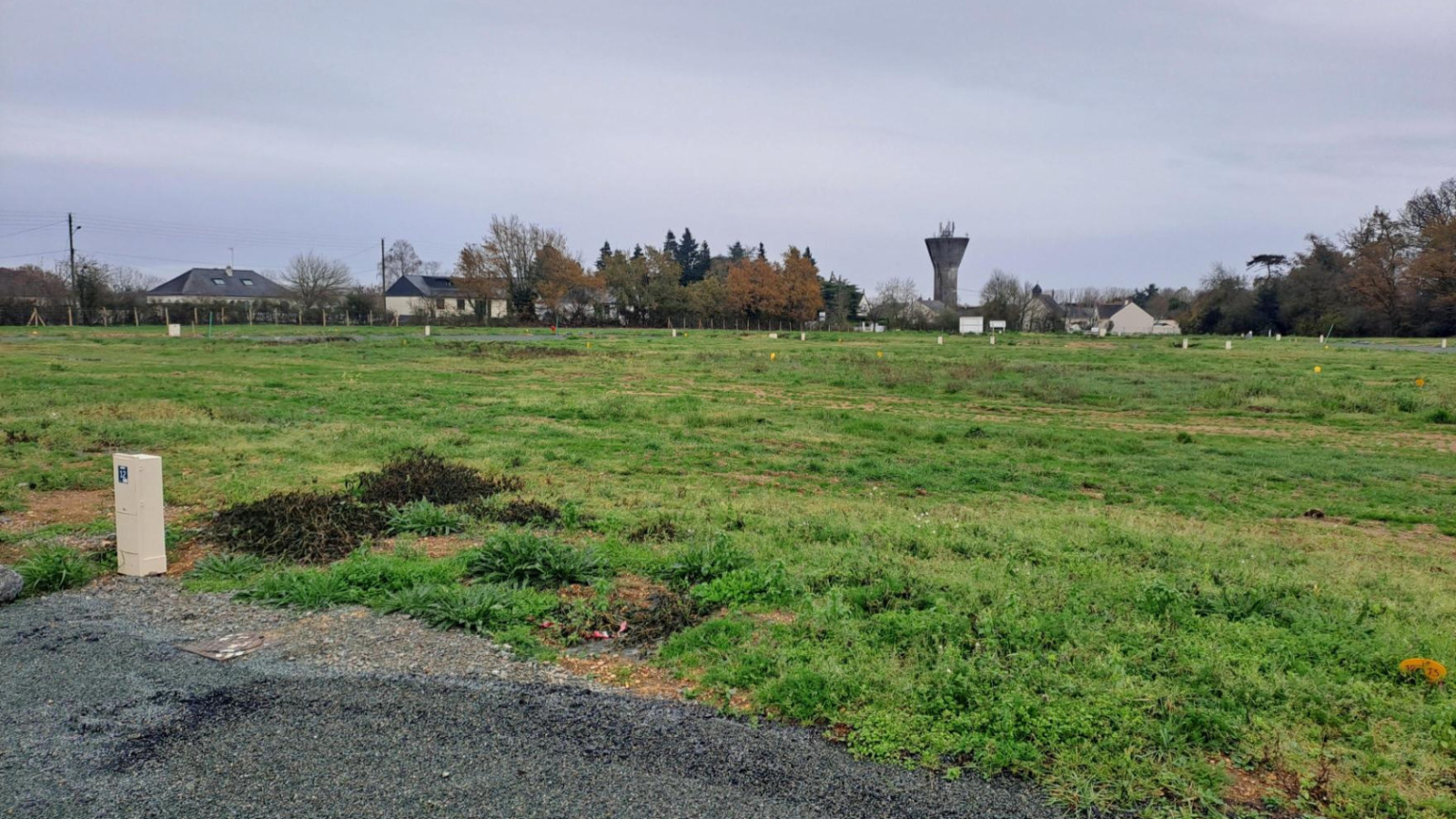 Terrain constructible de 492m2 à Feneu