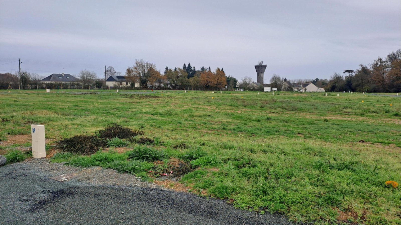 Terrain constructible de 492m2 à Feneu