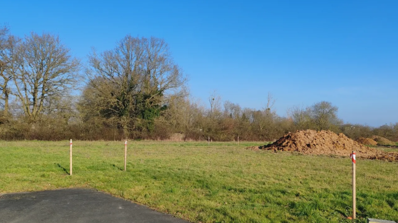 Terrain constructible de 658m2 à Saint-Paul-du-Bois