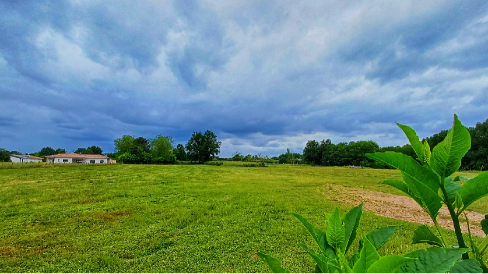 Terrain constructible de 921m2 à Saint-Maixant