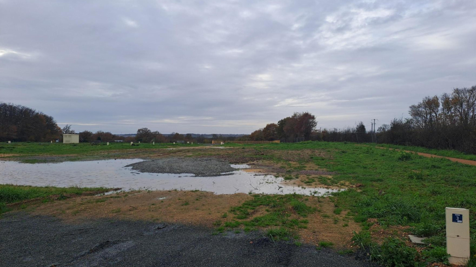 Terrain constructible de 505m2 à Feneu