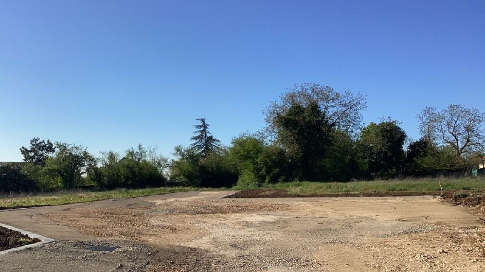 Terrain constructible de 542m2 à Pichanges